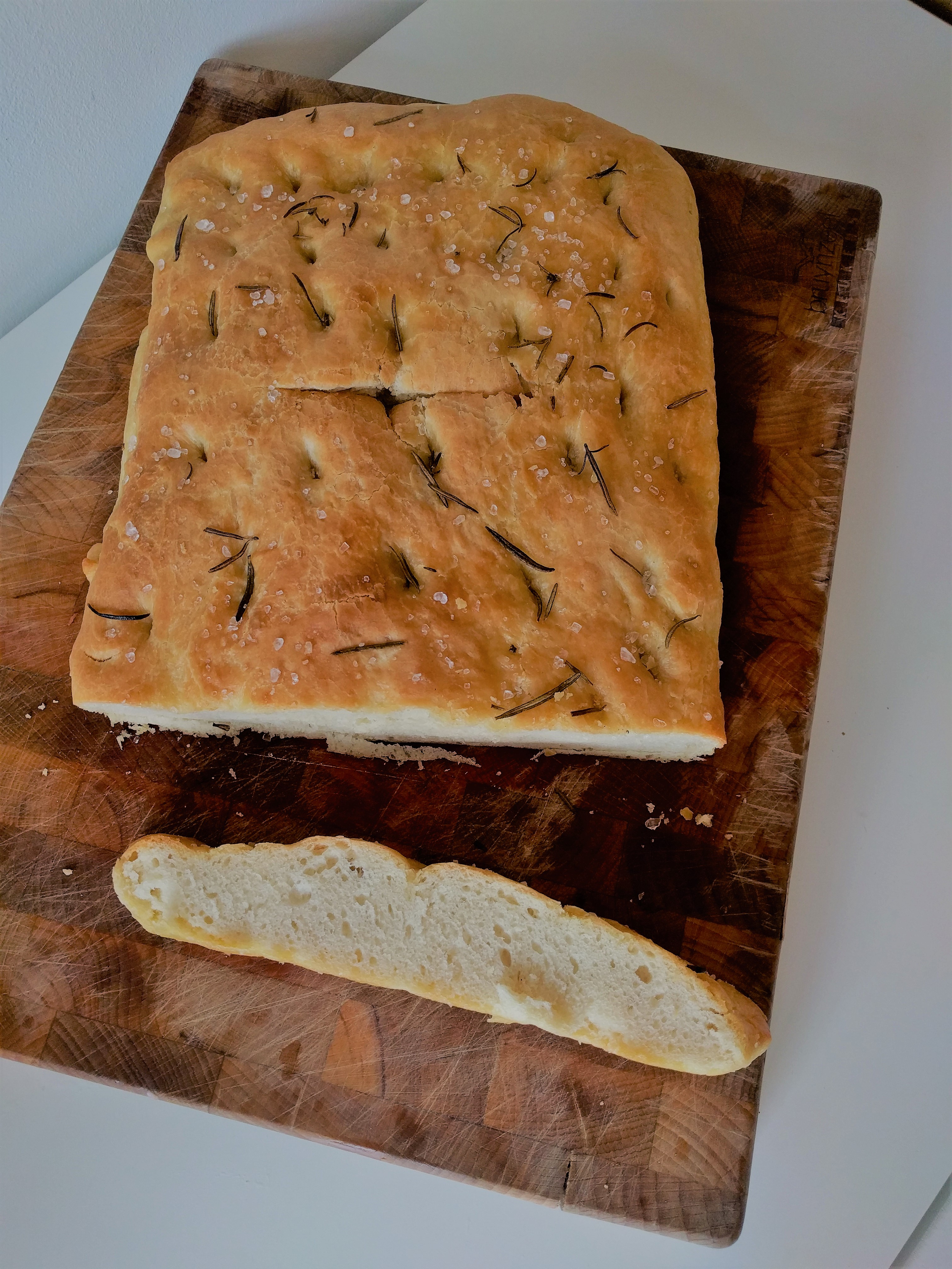 Focaccia met rozemarijn en zeezout