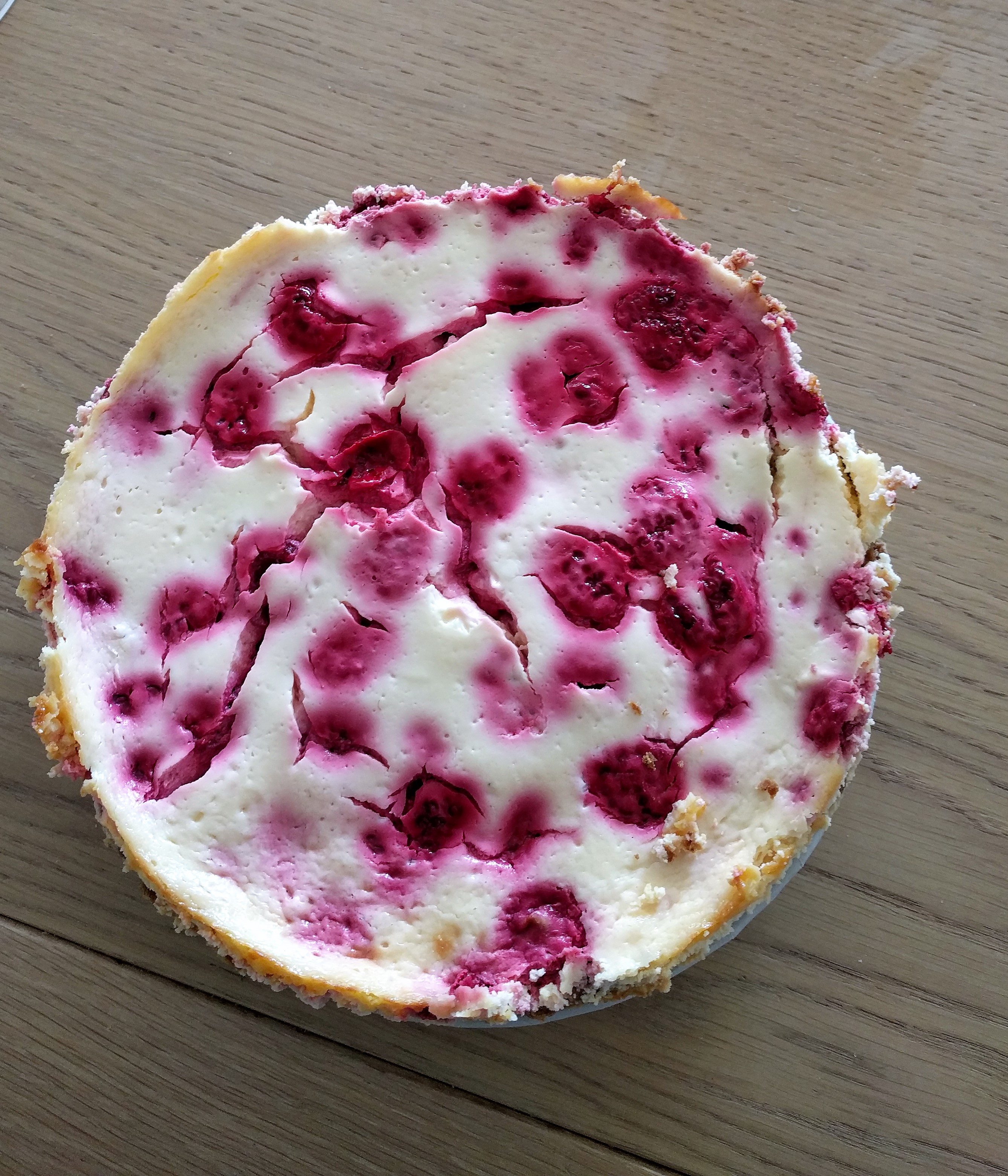 Frambozen-citroen cheesecake met kandijkoekbodem