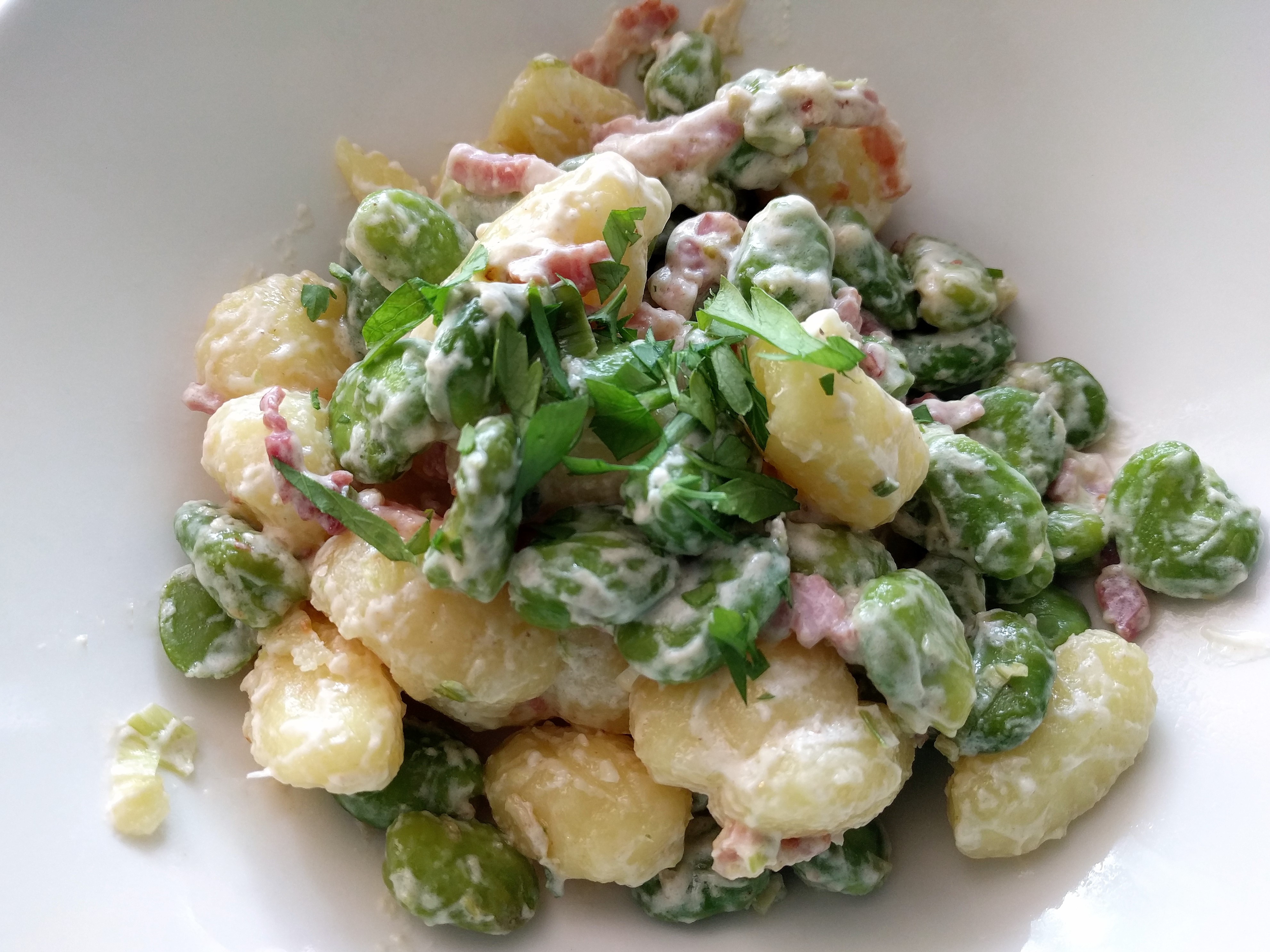 Gnocchi met dubbelgedopte tuinbonen en spek