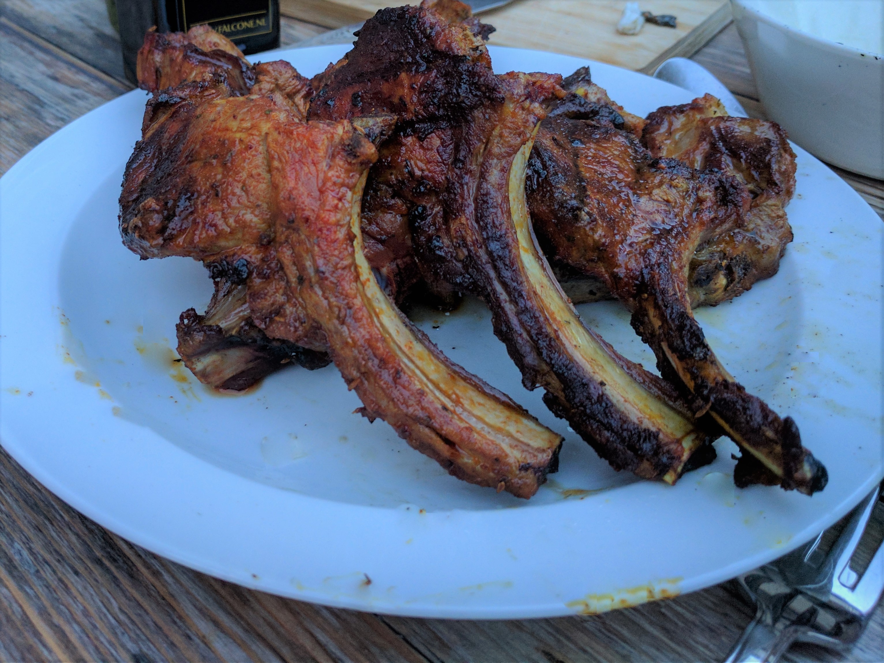 Lamskoteletten met harissapoeder van de bbq