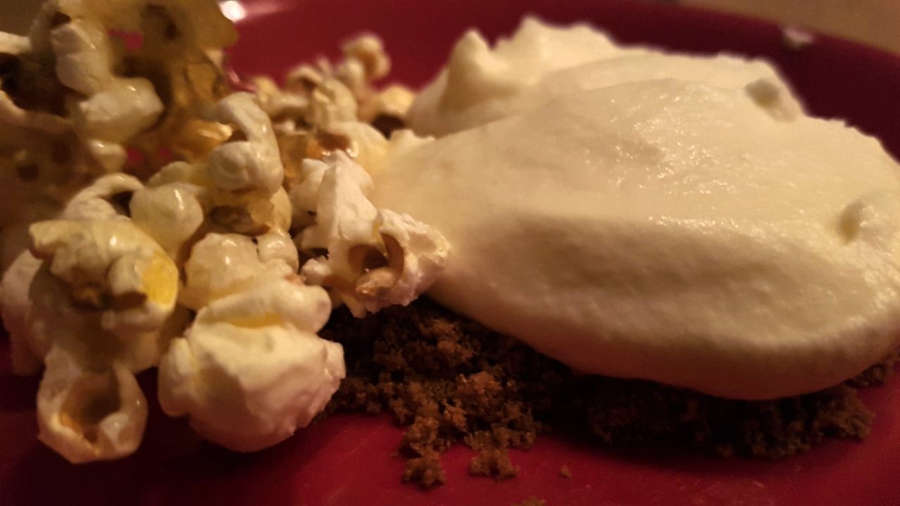 Witte chocolademousse met popcorn en gezouten karamel en bastognekruim