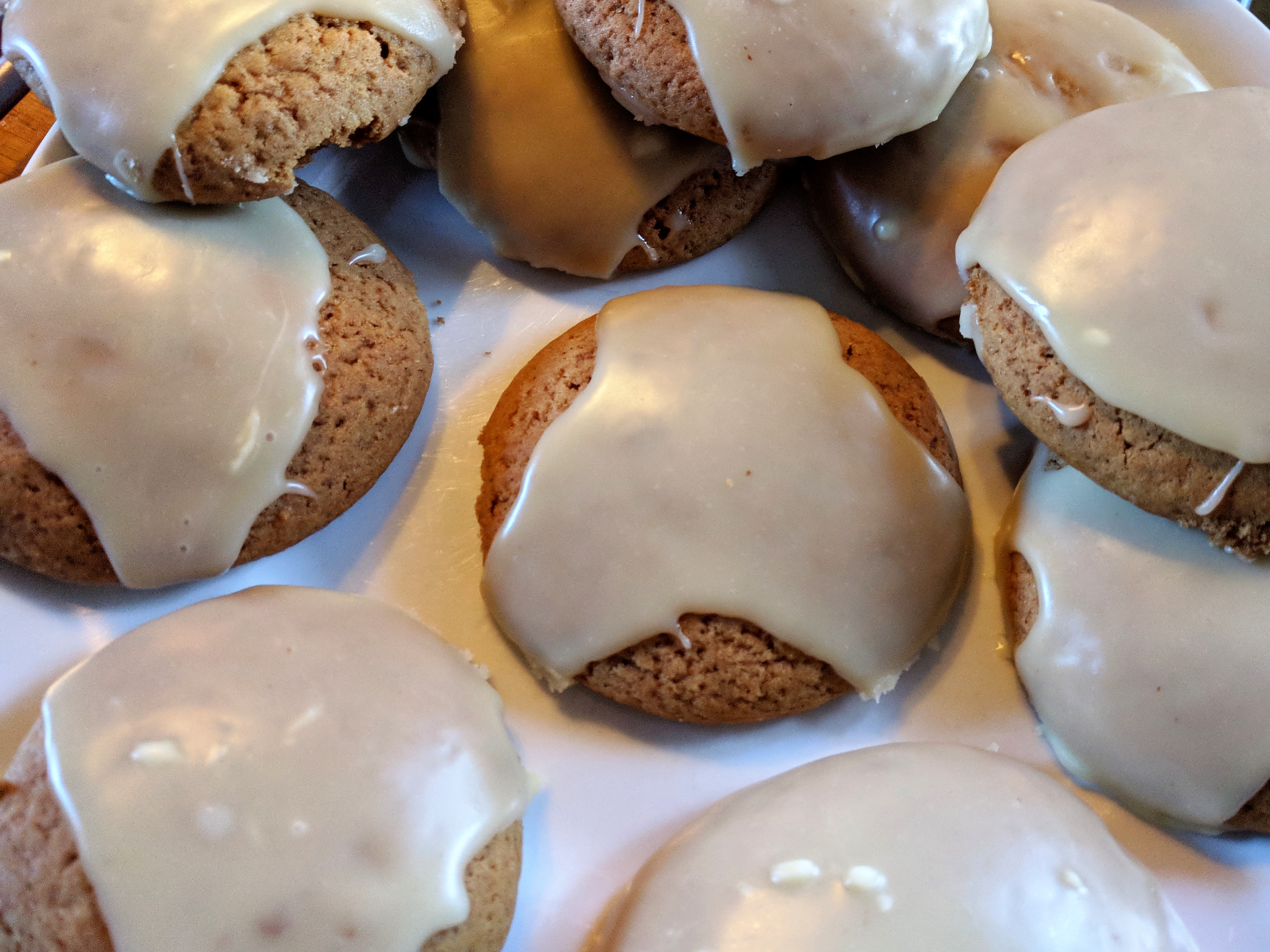 Kruidige koekjes met witte chocoladeglazuur