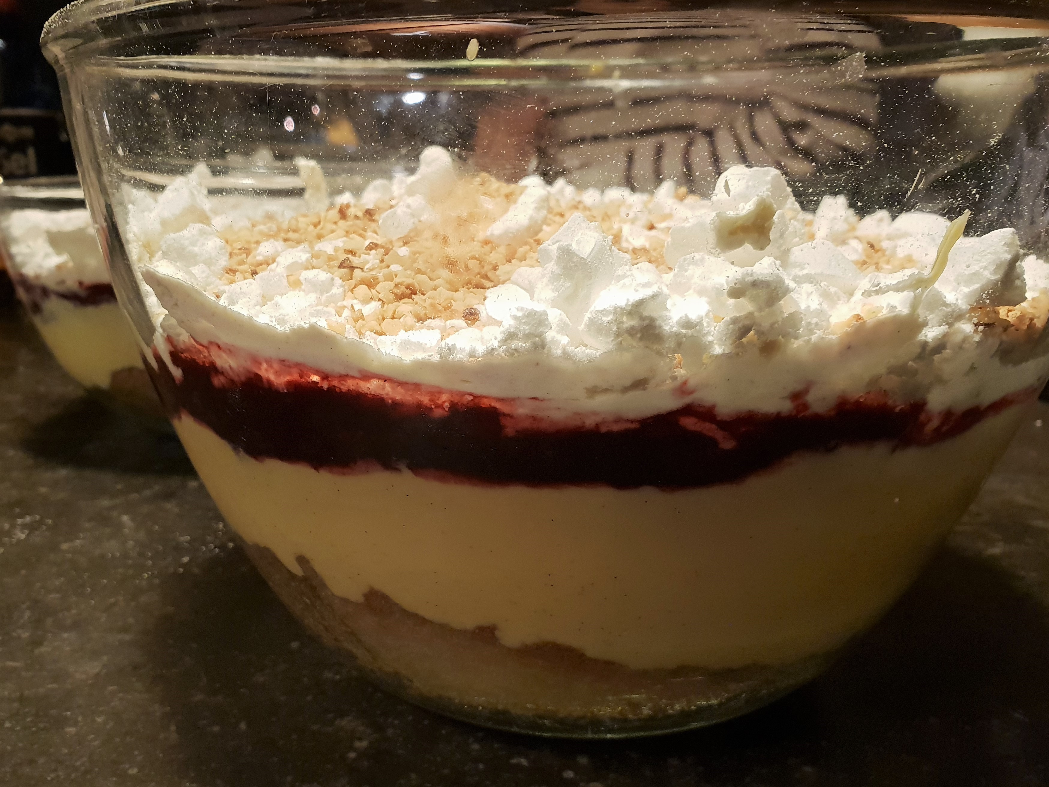 Trifle met custard, advocaat en meringue